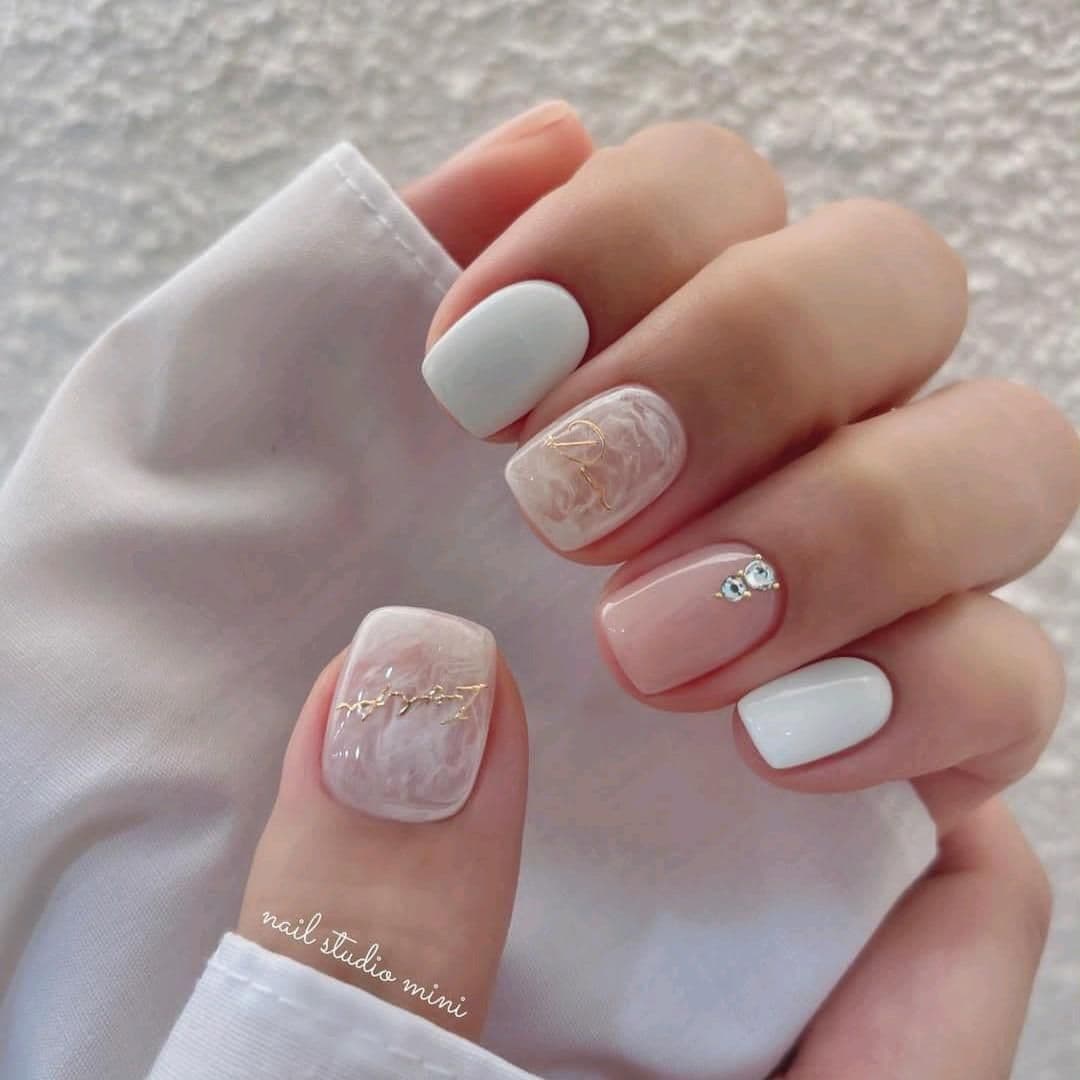 Нежный маникюр на короткие ногти