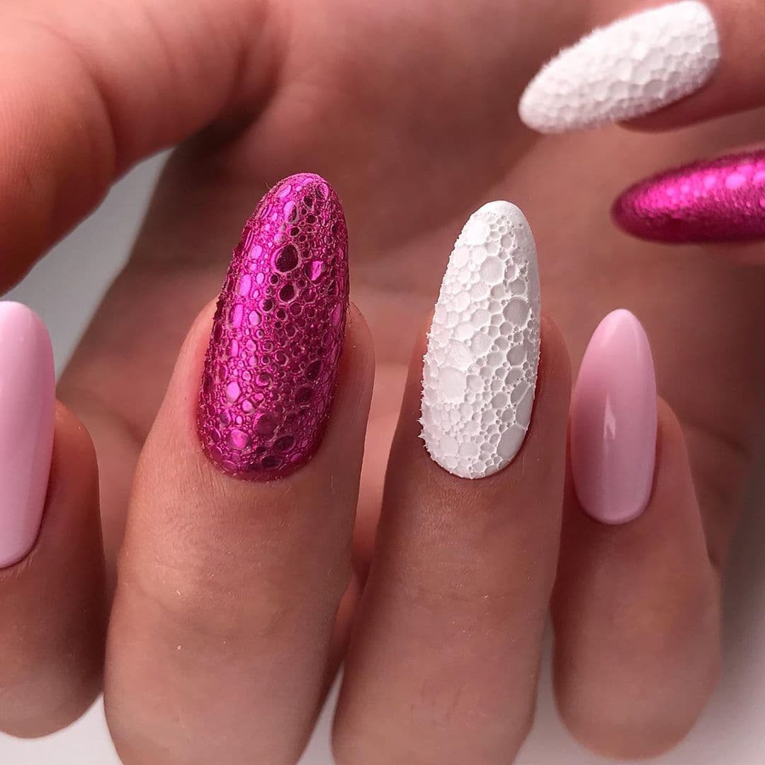 Яркий пенный маникюр