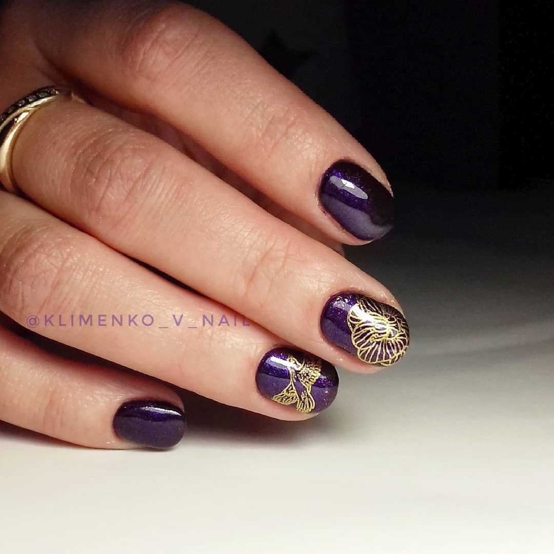 фиолетовые ногти с золотом
