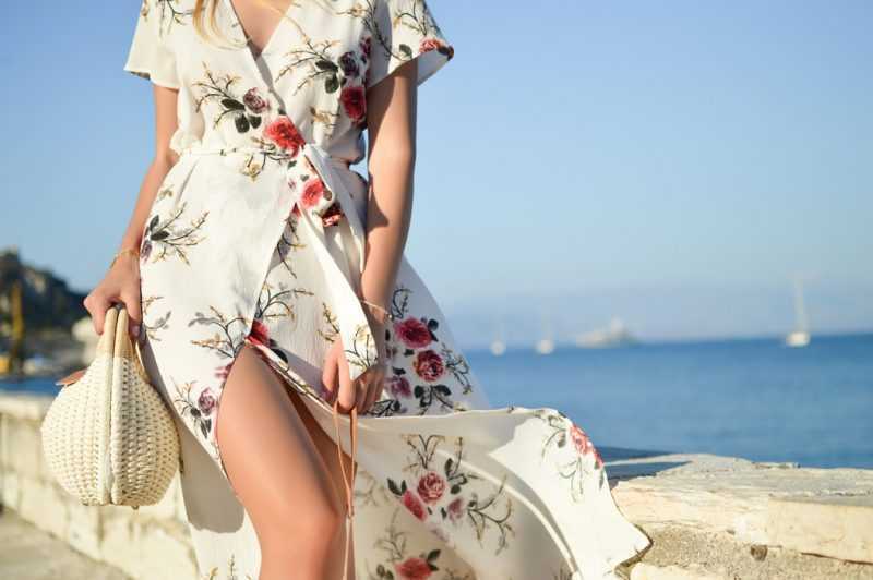 Девушка на пляже в платье