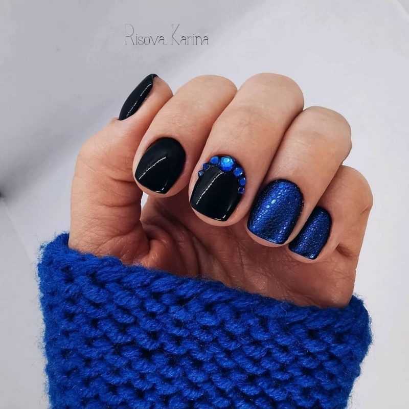 черный пенный маникюр с синей втиркой, синими стразами, на короткие ногти