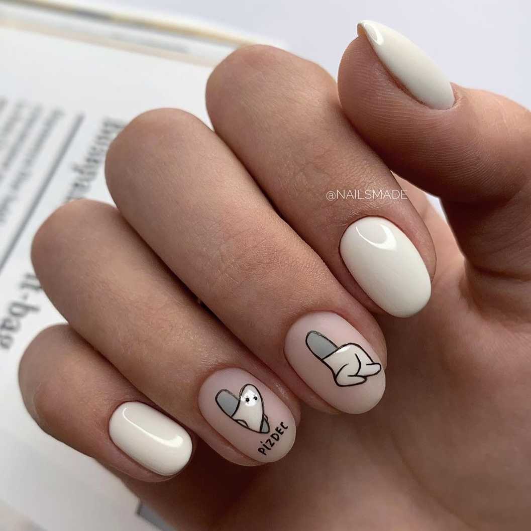 Белый маникюр с надписями на короткие ногти