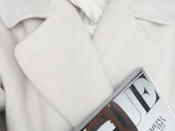 Белое пальто с журналом