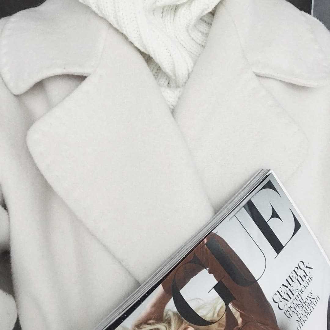 Белое пальто с журналом