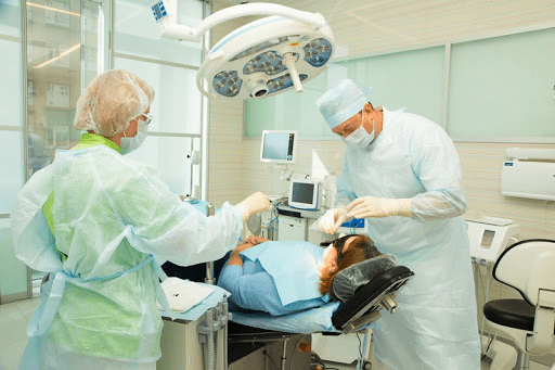 Стоматологи-хирурги