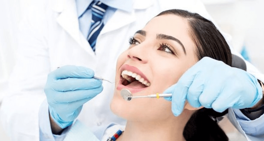 Девушка на осмотре у стоматолога
